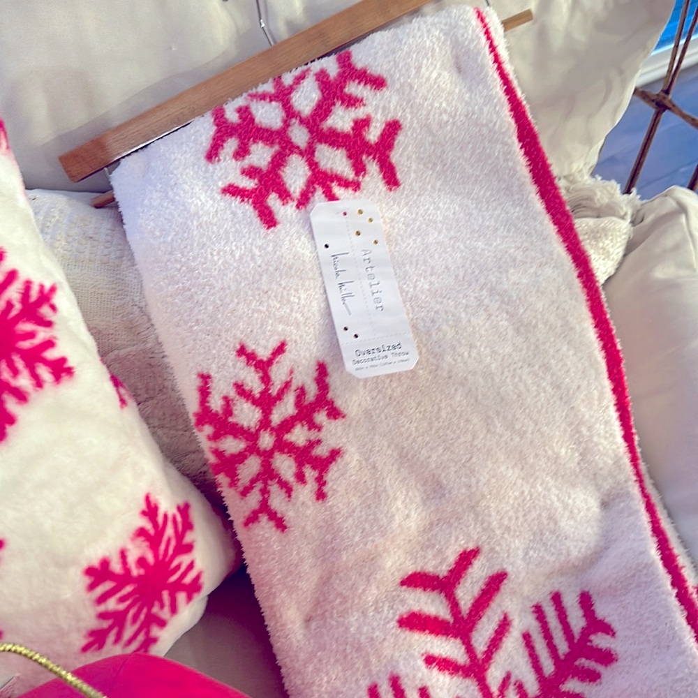 NWT RARE Nicole Miller Pink Christmas Snowflake Blanket Throw HTF TIKTOK